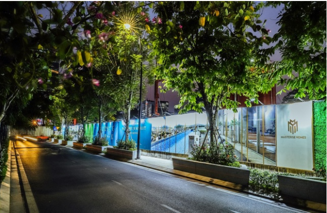 Tường rào bao quanh khu vực rộng 10 ha của dự án Grand Marina, Saigon trên đường Nguyễn Hữu