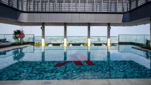 Không gian như resort tại tòa Lake dự án Grand Marina, Saigon, với hồ bơi ngoài trời 143m2 cùng Sun Lounge tắm nắng chuẩn Marriott (Ảnh: Grand Marina, Saigon).