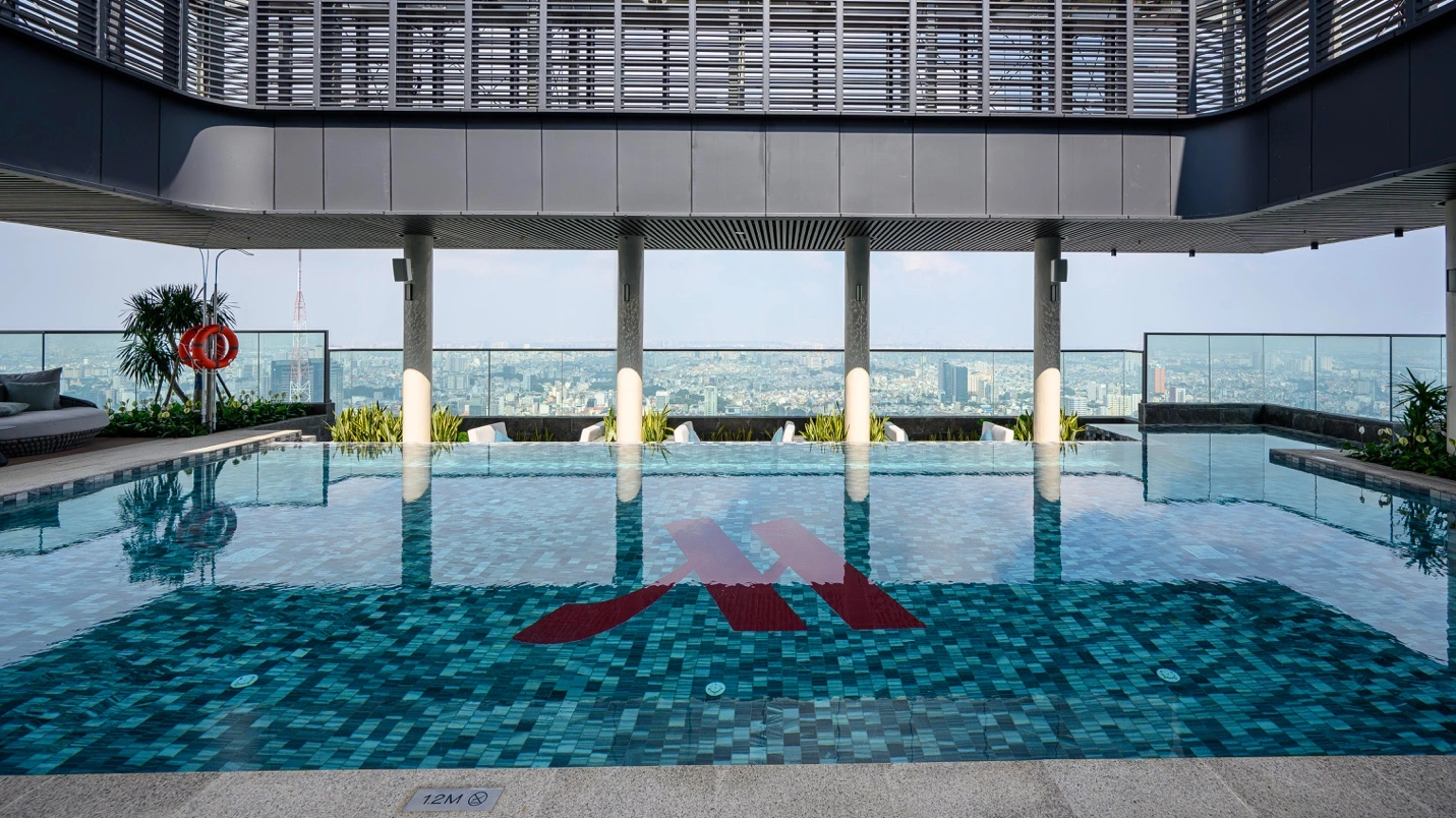 Không gian như resort tại tòa Lake dự án Grand Marina, Saigon, với hồ bơi ngoài trời 143m2 cùng Sun Lounge tắm nắng chuẩn Marriott (Ảnh: Grand Marina, Saigon).