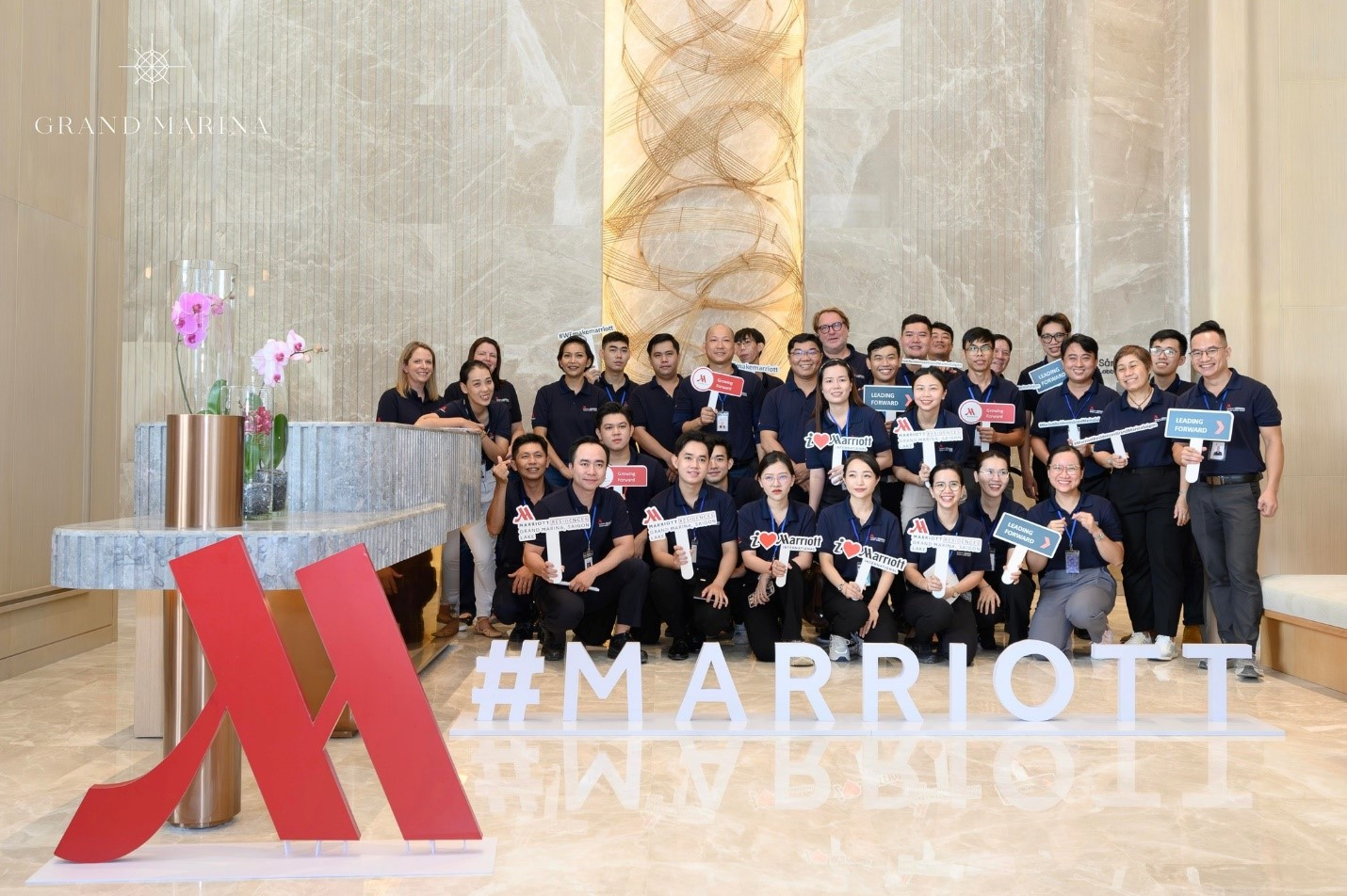 Hình ảnh đội ngũ quản gia Marriott tại tòa Lake